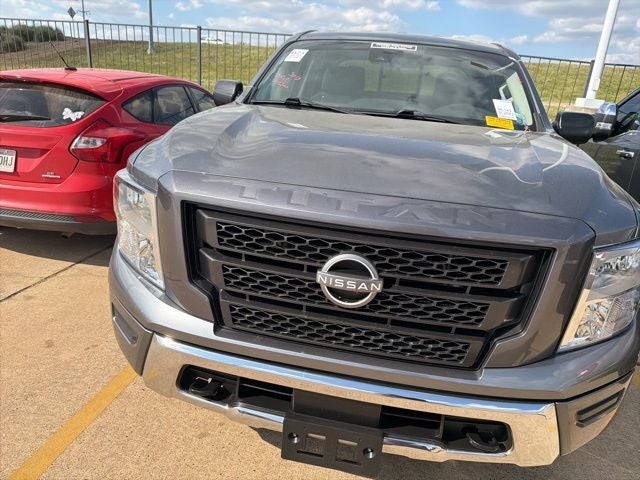 2023 Nissan Titan SV