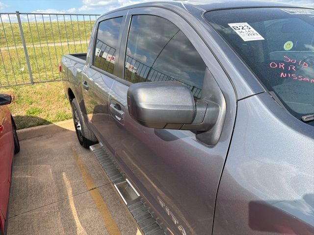 2023 Nissan Titan SV
